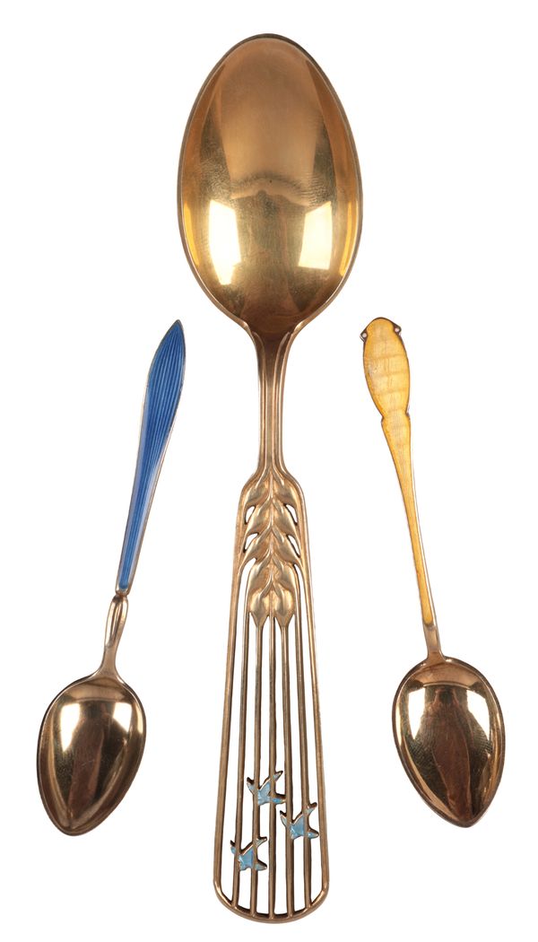 AN EARLY 20TH CENTURY DANISH SILVER GILT CHRISTMAS SPOON