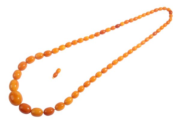 AN AMBER BEAD NECKLACE
