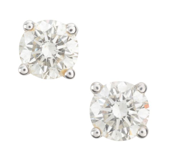 A PAIR OF DIAMOND STUD EARRINGS