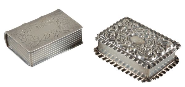 AN EDWARD VII SILVER PILL BOX