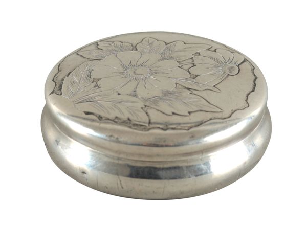 A GORHAM STERLING SILVER ‘DAISIES’ CIRCULAR PILL BOX