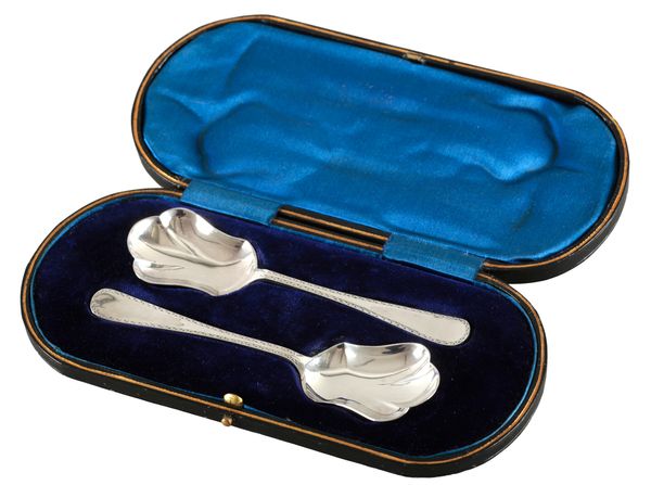 A PAIR OF GEORGE V SILVER OLD ENGLISH PATTERN JAM SPOONS