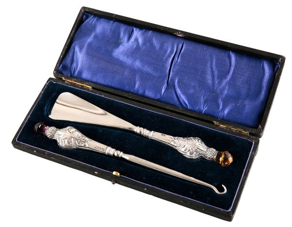 AN EDWARD VII SILVER THISTLE DESIGN BUTTON HOOK AND SHOE HORN SET