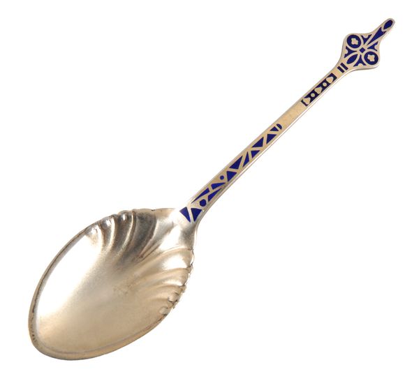 AN EARLY 20TH CENTURY AMERICAN SILVER GILT AND BLUE ENAMELLED SPOON