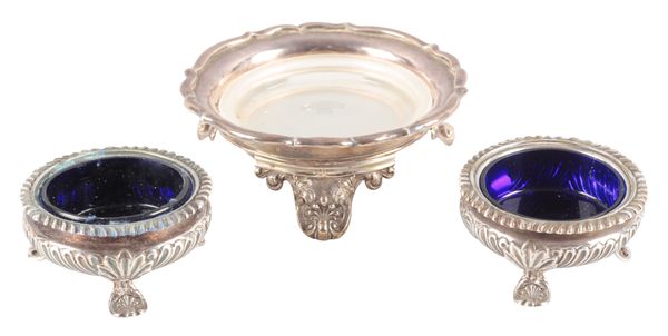A PAIR OF VICTORIAN SILVER CAULDRON SALTS