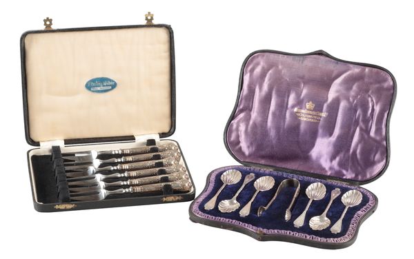 A SET OF SIX VICTORIAN SILVER TEASPOONS