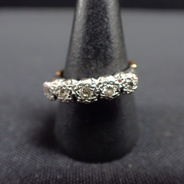 A FIVE STONE DIAMOND AND GOLD RING