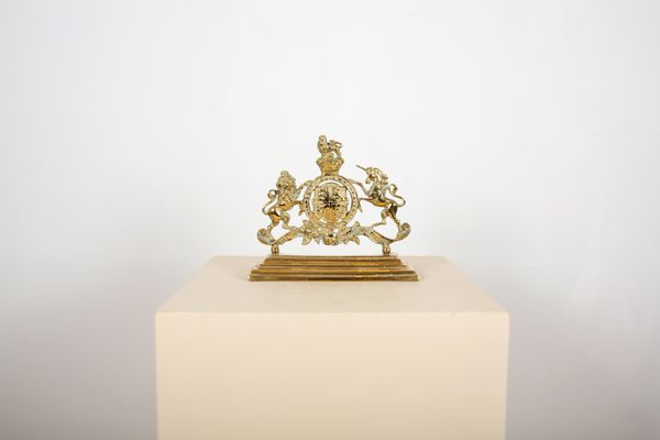 A ROYAL COAT OF ARMS BRASS FIRESIDE ORNAMENT