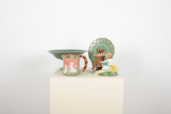 A VICTORIAN MAJOLICA ‘BEAR’ PLATE