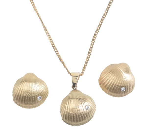 A SHELL PENDANT NECKLACE AND EARRINGS SUITE
