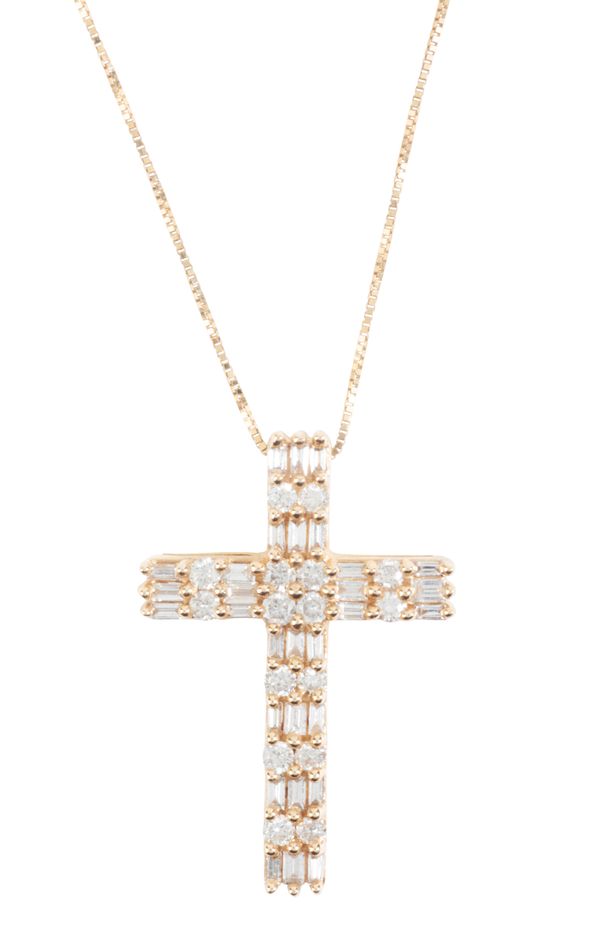 A DIAMOND CROSS PENDANT NECKLACE