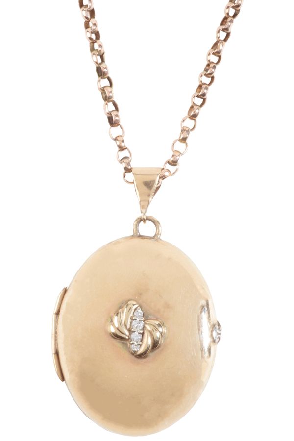 A DIAMOND LOCKET PENDANT NECKLACE