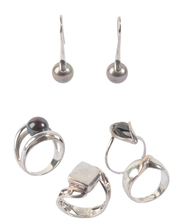 A COLLECTION OF SILVER JEWELLERY