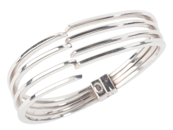 AN 18CT WHITE GOLD BANGLE