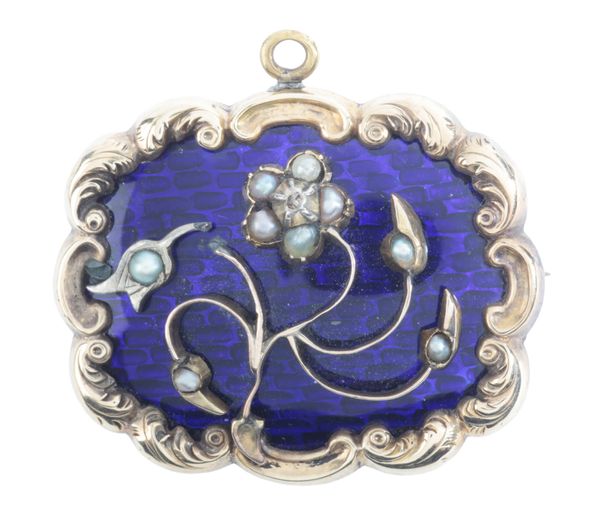 AN EARLY VICTORIAN MOURNING BROOCH