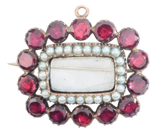 AN ANTIQUE GARNET AND PEARL MOURNING BROOCH