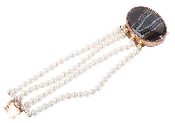 A FOUR ROW PEARL BRACELET