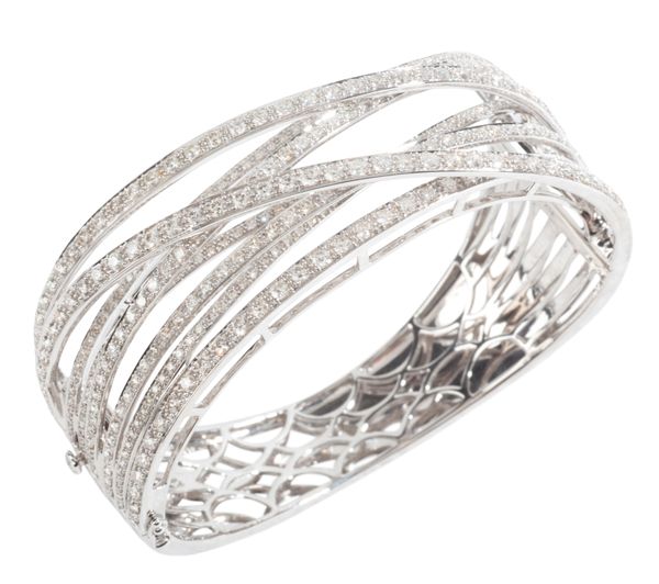 A CROSS-OVER DIAMOND BRACELET