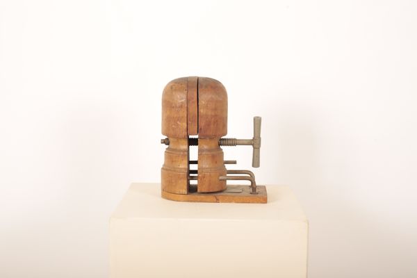 AN EARLY 20TH CENTURY BEECHWOOD HAT STRETCHER