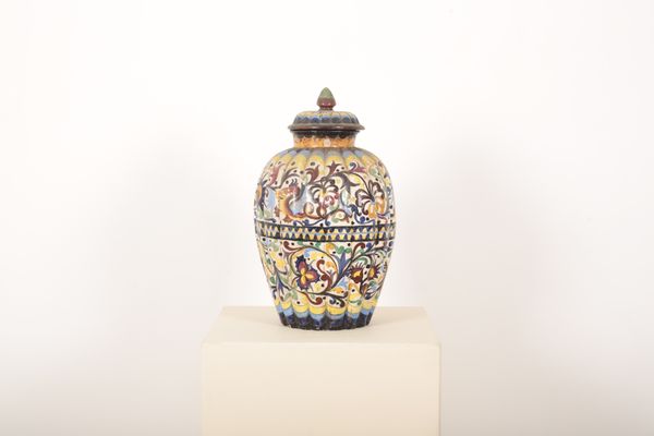 AN ITALIAN MAIOLICA LIDDED VASE OF CANTAGALLI STYLE
