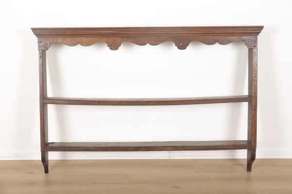 AN 18TH CENTURY OAK PLATE RACK
