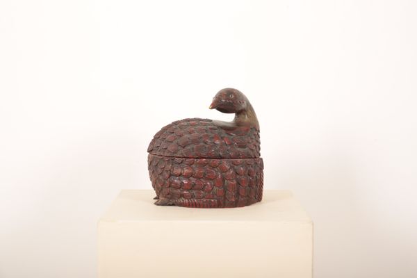 A JAPANESE LACQUERED WOOD QUAIL SHAPED BOX AND COVER IN THE FOLK ART STYLE