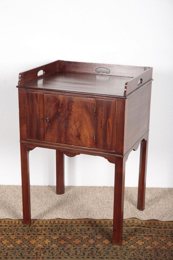 A GEORGE III MAHOGANY TRAY-TOP COMMODE