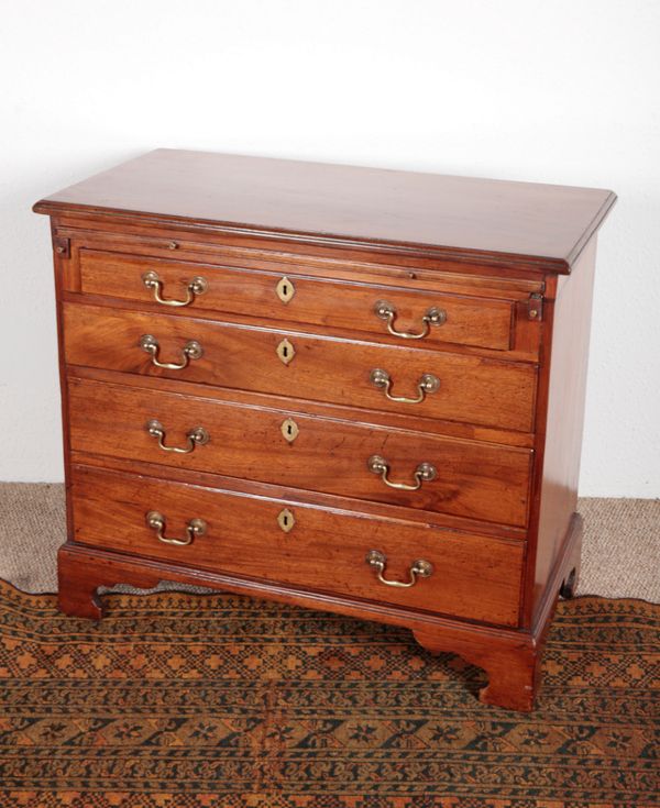 A GEORGE III MAHOGANY CHEST OF DRAWERS