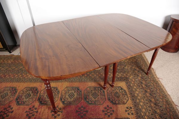 A REGENCY MAHOGANY DINING TABLE