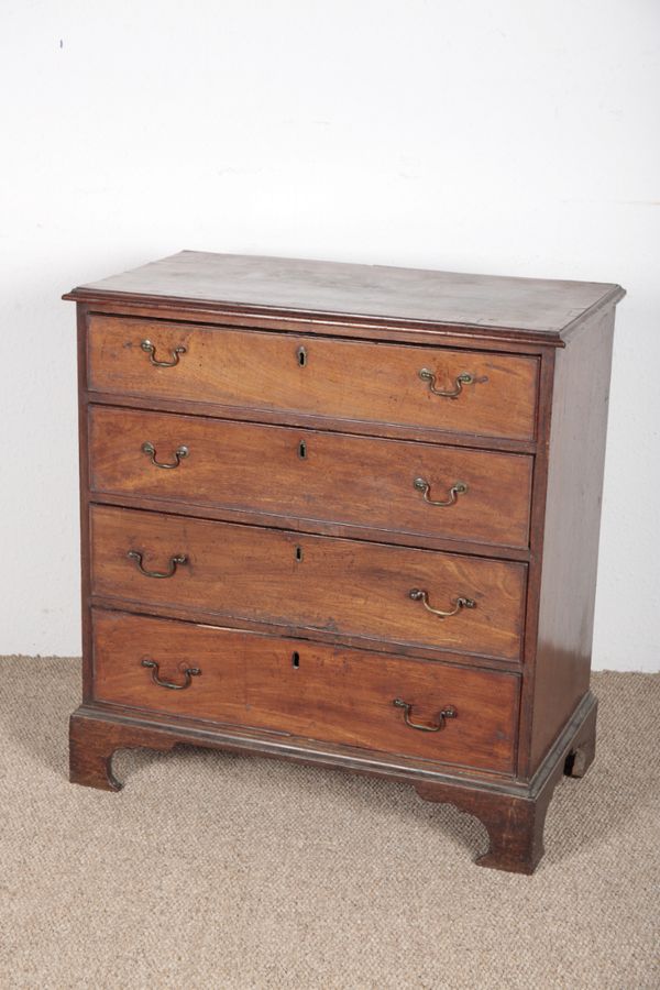 A GEORGE III MAHOGANY CHEST OF DRAWERS