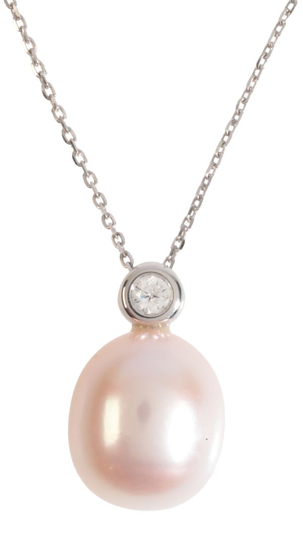 A PEARL AND DIAMOND PENDANT NECKLACE