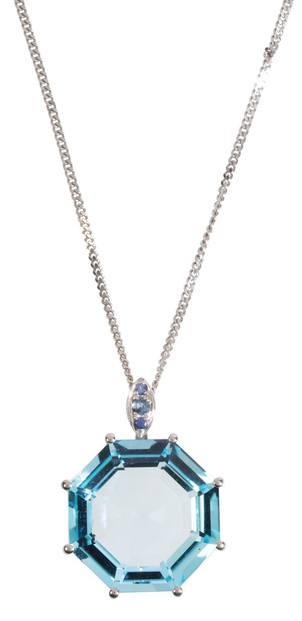 A TOPAZ AND SAPPHIRE PENDANT NECKLACE