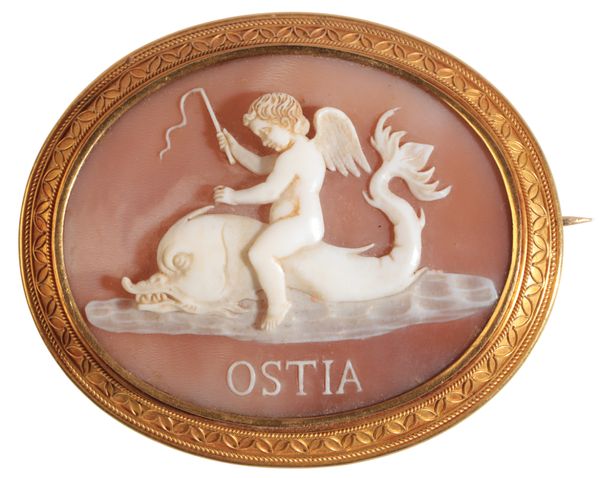 AN ANTIQUE CAMEO BROOCH