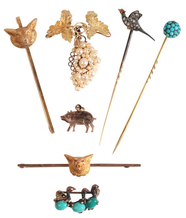 A COLLECTION OF ANTIQUE STICK PINS AND BROOCHES