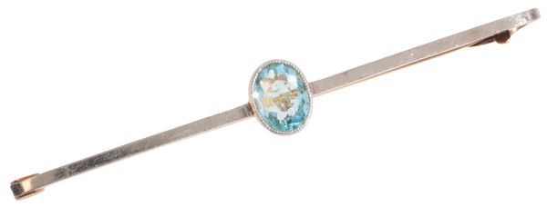 AN ANTIQUE AQUAMARINE BAR BROOCH