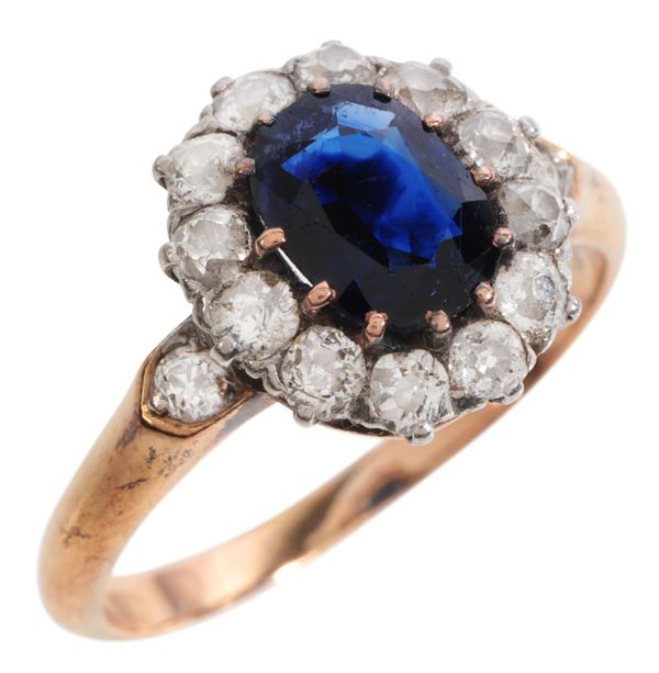 AN ANTIQUE SAPPHIRE AND DIAMOND CLUSTER RING