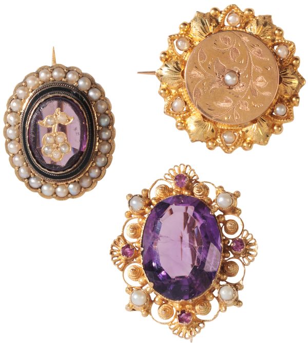 A COLLECTION OF BROOCHES