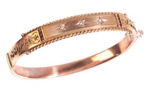 AN ANTIQUE EDWARDIAN ETRUSCAN REVIVAL DIAMOND BANGLE