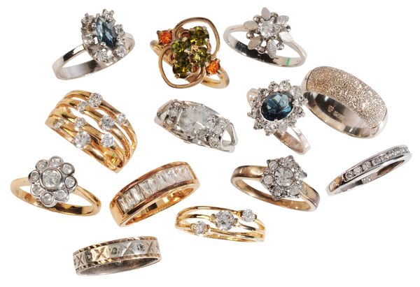 A COLLECTION OF COSTUME RINGS