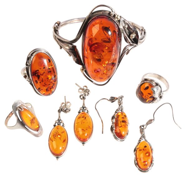 A COLLECTION OF AMBER JEWELLERY