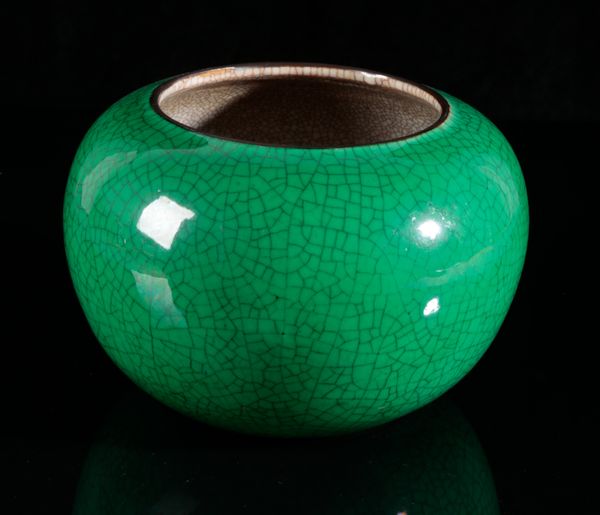 A CHINESE PORCELAIN GREEN CRACKLE GLAZE BOWL