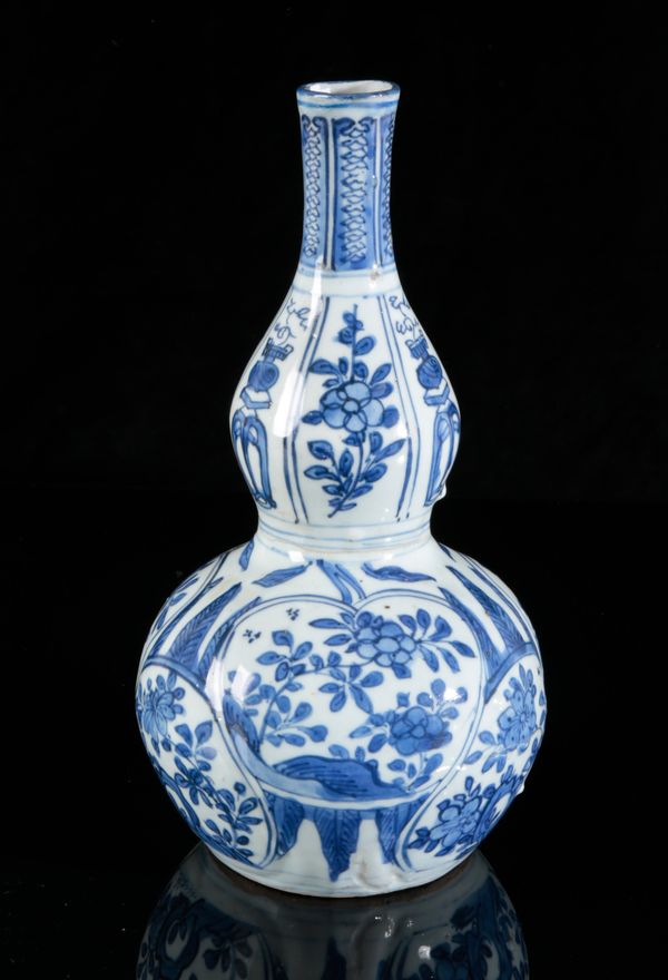 A CHINESE PORCELAIN BLUE AND WHITE DOUBLE GOURD VASE