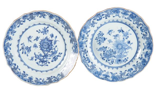 A PAIR OF CHINESE EXPORT PORCELAIN BLUE AND WHITE PLATES