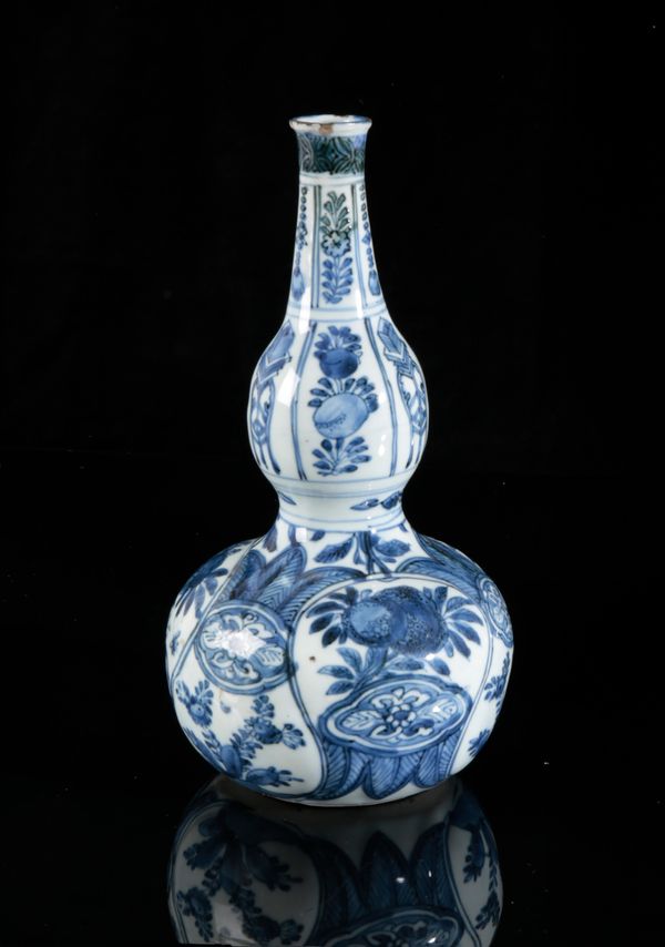 A CHINESE PORCELAIN BLUE AND WHITE DOUBLE GOURD VASE