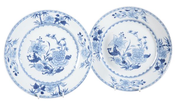 A PAIR OF CHINESE EXPORT PORCELAIN BLUE AND WHITE PLATES