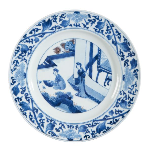 A CHINESE PORCELAIN BLUE, WHITE AND RED PLATE