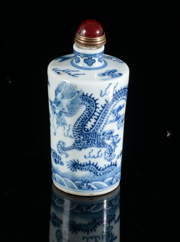 A CHINESE PORCELAIN BLUE AND WHITE SNUFF BOTTLE