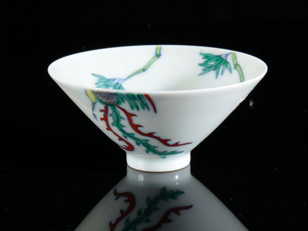 A CHINESE PORCELAIN DOUCAI TEA BOWL