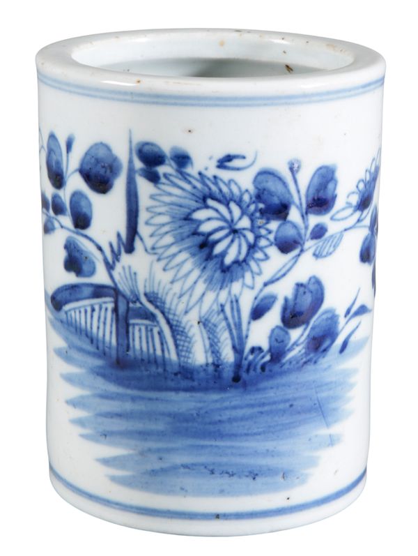 A CHINESE PORCELAIN BLUE AND WHITE BRUSH POT