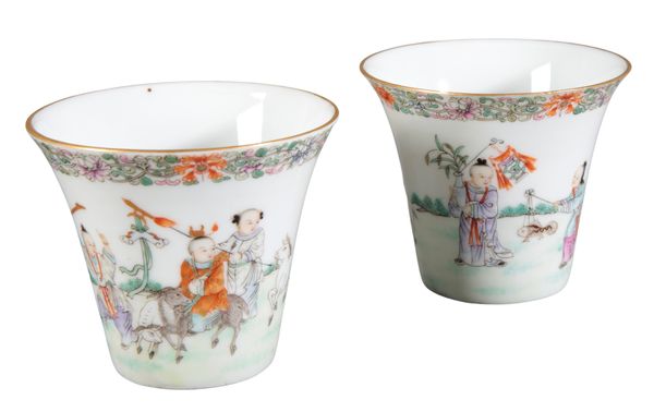 A PAIR OF CHINESE PORCELAIN FAMILLE ROSE CUPS